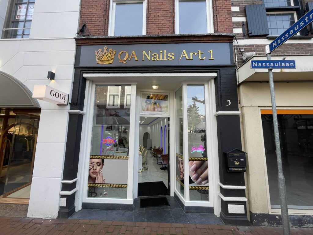 De gevel van QA Nails Art 1 aan de Nassaulaan 3 in Bussum, met het straatnaambord ernaast