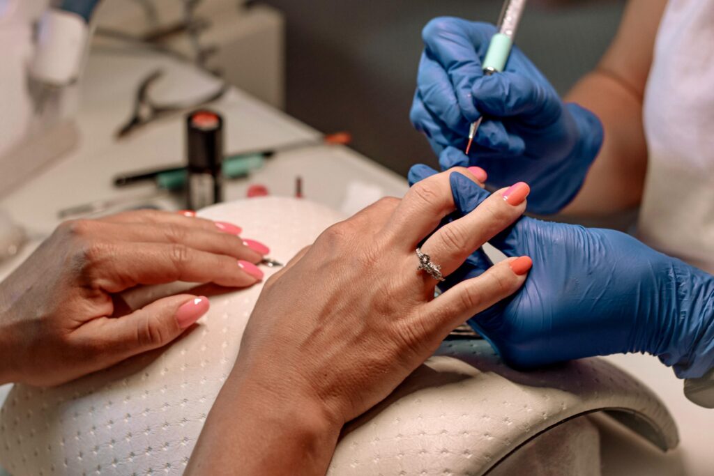 De nagelriemen van een hand worden bijgewerkt tijdens een manicure