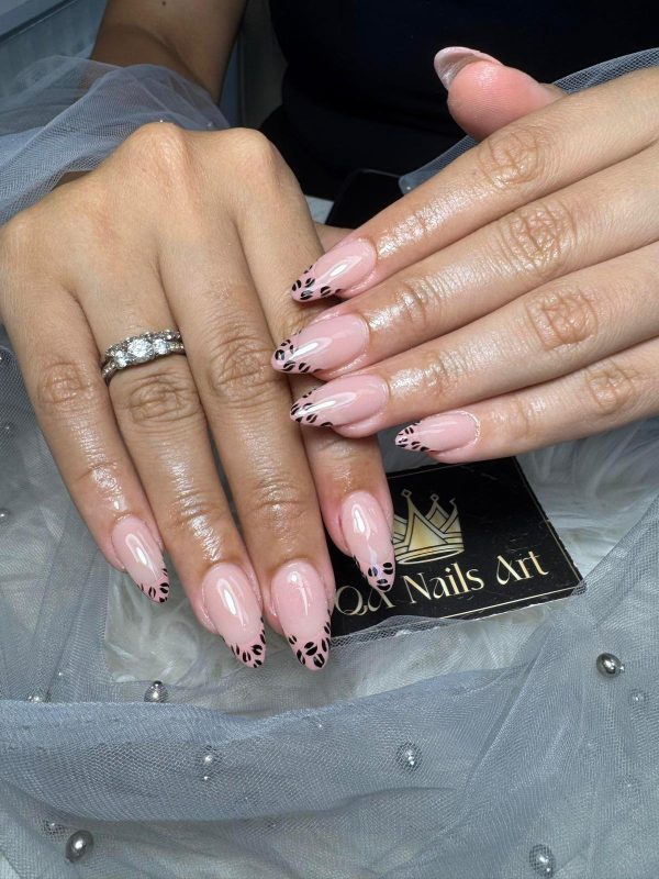 Set in nude met steentjes, gemaakt in de salon