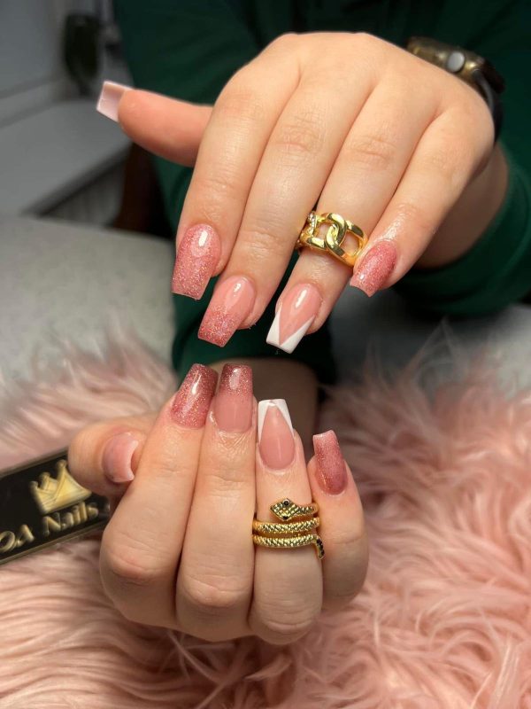 Afgewerkte set met roze glitter en French tips