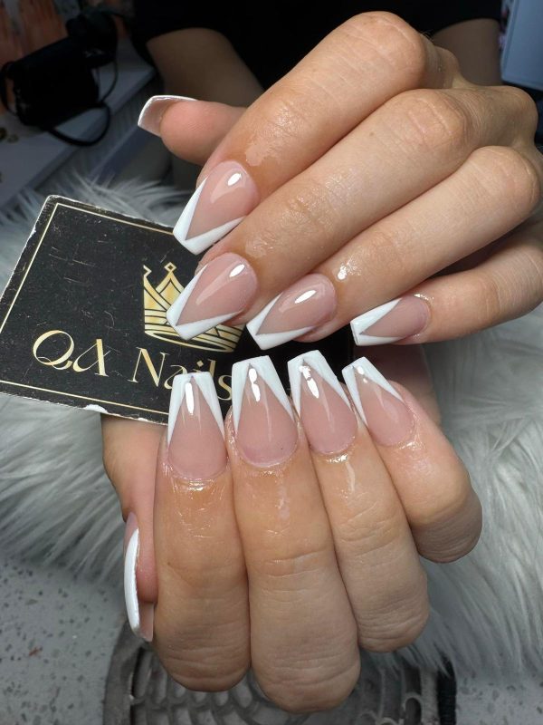 Een set acrylnagels in coffinvorm met witte french tips