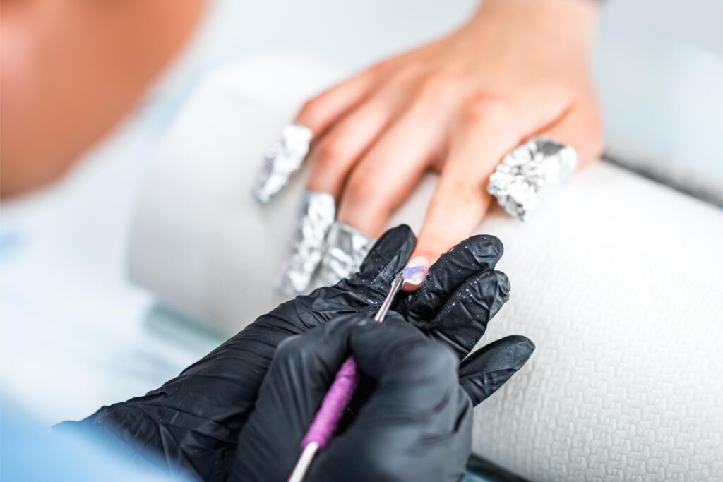 Gel wordt met een penseel op de natuurlijke nagel aangebracht