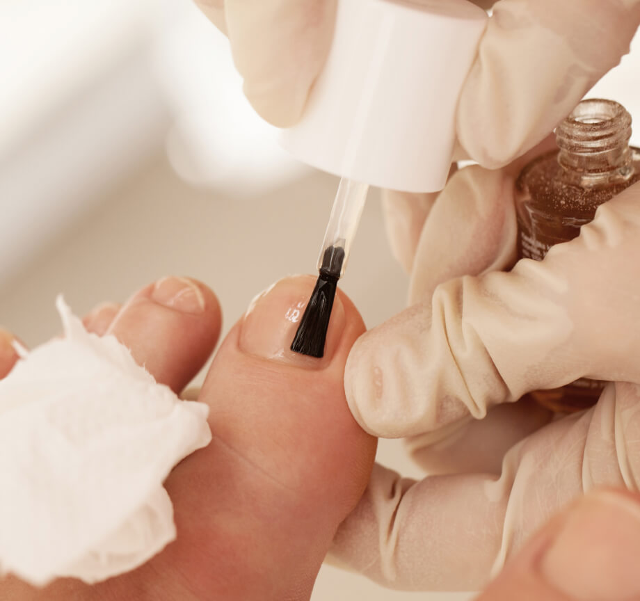 Een teennagel wordt gelakt tijdens een pedicure