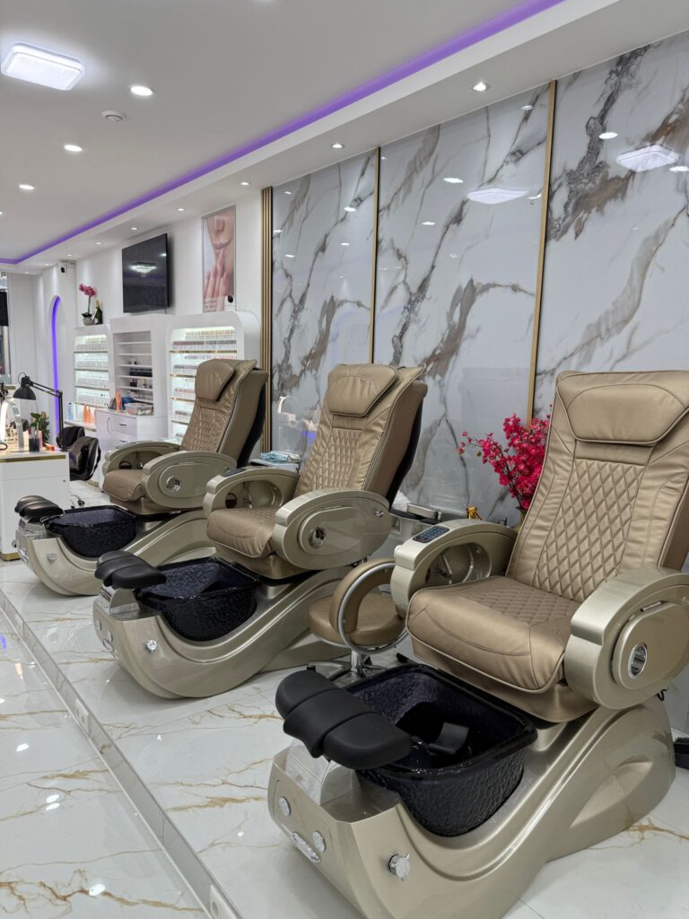 De behandelstoelen en marmeren wand in de salon in Bussum